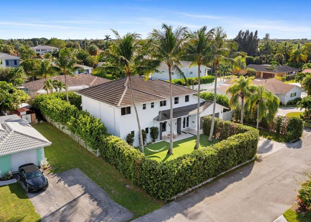 Modern East Boca Raton residence with pool and spa 2